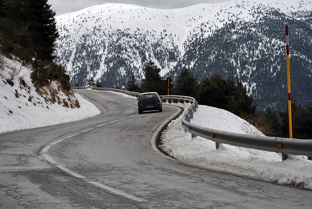 Conseils pour conduire sur une route de montagne en hiver