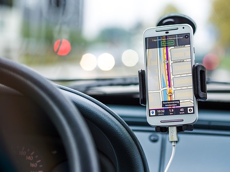 Amelioration de conduite avec ecrans auto et apps connectees – Tryyber