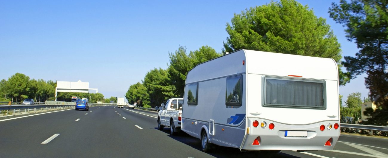 Pour tracter une caravane sur les routes, il faut veiller à ce qu’elle soit bien attelée
