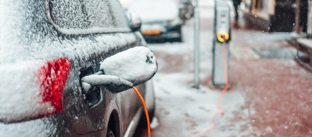 S’assurer de bien charger la batterie d’une voiture électrique en hiver.