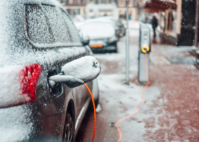 S’assurer de bien charger la batterie d’une voiture électrique en hiver.